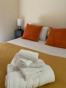 Beautiful 2 bed waterfront apartment with parking perfect for Canary Wharf - 2 bed 2 bath apartment with High speed WIFI and Netflix and parking