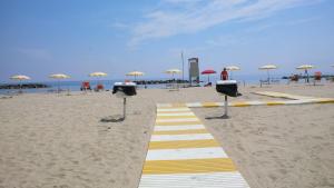 Hotel Rivadoro-Spiaggia ombrellone e lettini-Piscina-Parcheggio
