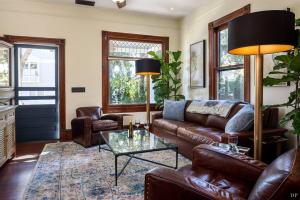 Upscale Downtown Home Walk to Beach shops Bars 2