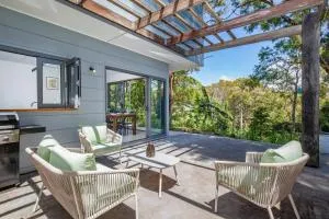 Beach Meets Bush at Expansive Treetop Oasis - Merewether