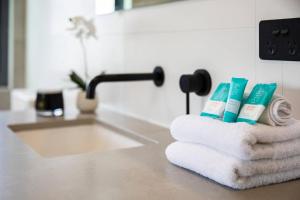 Beach Meets Bush at Expansive Treetop Oasis