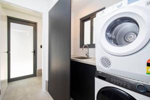 Beach Meets Bush at Expansive Treetop Oasis