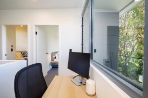 Beach Meets Bush at Expansive Treetop Oasis