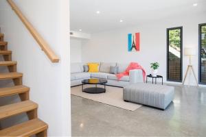 Beach Meets Bush at Expansive Treetop Oasis