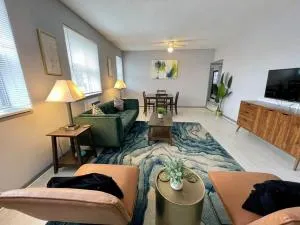 Discover Northside Chicago from Modern Apartment - Lincolnwood