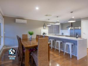 Stylish 3BR Lake - front House