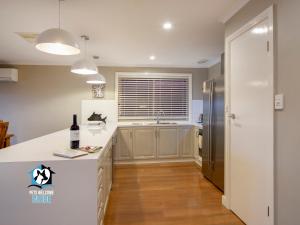 Stylish 3BR Lake - front House