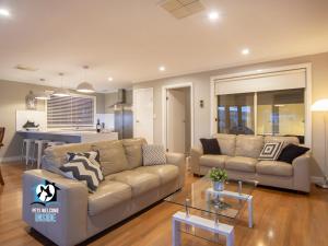 Stylish 3BR Lake - front House