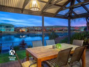 Stylish 3BR Lake - front House