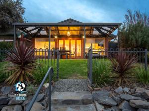 Stylish 3BR Lake - front House