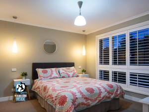Stylish Lake Front House - 3BR