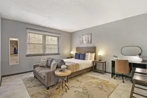 Explore Northside Chicago from Modern Studio APT - 埃文斯顿