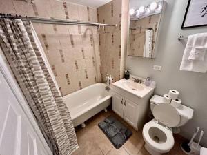 2BR Modern APT Near UChicago & Beach