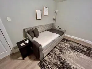 2BR Modern APT Near UChicago & Beach - Grant Village