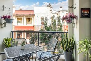 Charming Chippendale Escape with Rooftop Pool