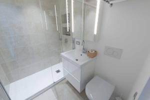 Lakeview Panorama Penthouse with Washer & Dryer