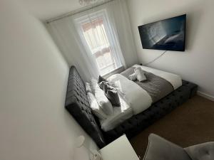 The smaller new refurbished ensuite room 5min from beach parking in Guest house