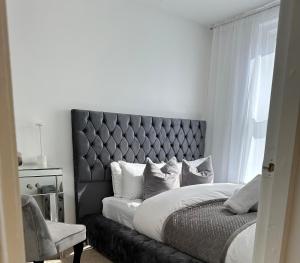 The smaller new refurbished ensuite room 5min from beach parking in Guest house