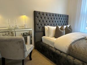 The smaller new refurbished ensuite room 5min from beach parking in Guest house