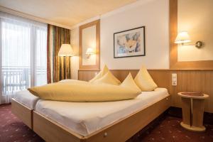 Double Room with Mountain View room in Hotel Weisseespitze