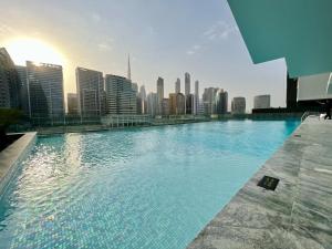 Oraya - Studio With Jaw-Dropping Canal and Burj Views - Business bay