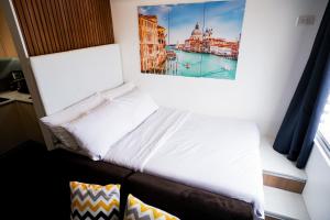 Modern Designed Studio Condo Near Ayala Centrio