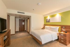 Queen Room - Mobility Access room in Hampton By Hilton Hamburg City Centre