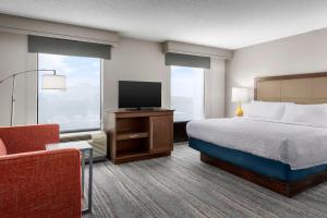 King Studio with Sofa Bed - Non-Smoking room in Hampton Inn & Suites at Colonial TownPark
