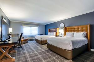 Executive Queen Room with Two Queen Beds room in The Campbell House Lexington Curio Collection by Hilton