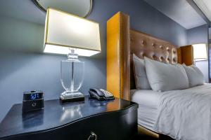 Executive King Room room in The Campbell House Lexington Curio Collection by Hilton