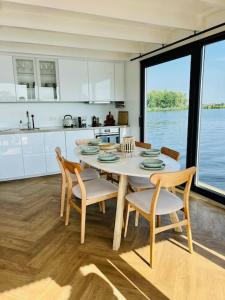 Surla houseboat "Nevel" in nature near Noordwijk with free tender