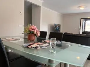 Spacious 4 bedroom home in Weir Views near Warrawong Estate - Melton