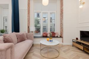 Exclusive Apartment in a Beautiful Historic Building in Piotrkowska by Renters