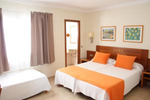 Double Room with Extra Bed room in Hotel Pujol