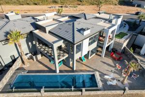 CR 1592 -- Contemporary Luxury - Pool-Spa - Scenic Golf Views