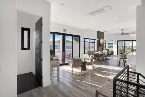 CR 1592 -- Contemporary Luxury - Pool-Spa - Scenic Golf Views