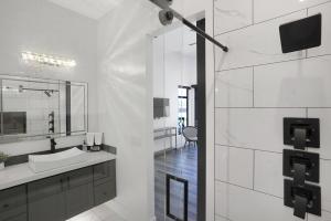 CR 1592 -- Contemporary Luxury - Pool-Spa - Scenic Golf Views