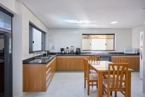 Casas 01 OU 02 - Piscina, Churrasqueira, quartos com ar condicionado, Tv smart 43, ventilador