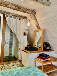 B&B / Chambres d'hotes Esparoutis Chambres d'hotes du Charme : Chambre Double - Vue sur Jardin