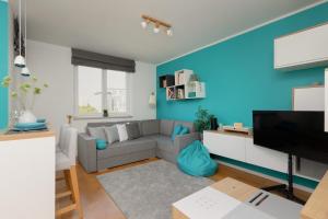 Metro Wilanowska Apartment with Parking by Noclegi Renters