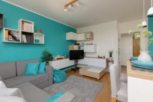 Metro Wilanowska Apartment with Parking by Noclegi Renters