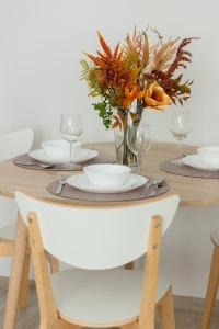 Heart of Warsaw Apartment Zielna by Noclegi Renters