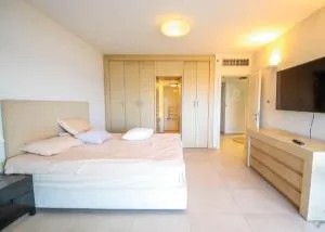 דירה עם נוף לים הרצליה - 舍法因姆基布兹