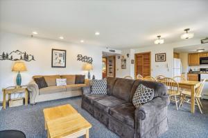 Highridge B16 Delightful Two Bedroom Mountain Condo with Pool, Game Room, and Sauna