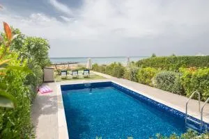 Villa Suri, Luxury Seafront Villa - Zeybekköy