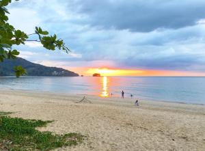 Wow 2 Br Apt Seaview, Pool, Gym, walk to beautiful Nai Yang Beach