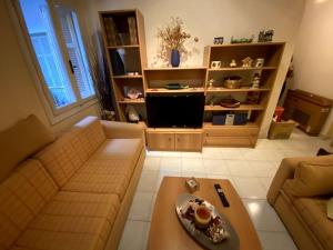 Cute 2bdrm in Salonica Center