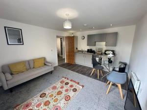 Super MCR 1 Bed Apt + Balcony