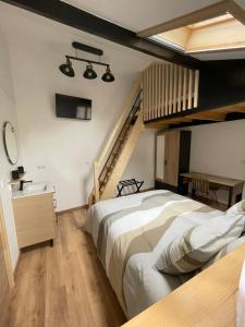 B&B / Chambres d'hotes Au Bord de L'Eau : Chambre Familiale avec Salle de Bains Privative