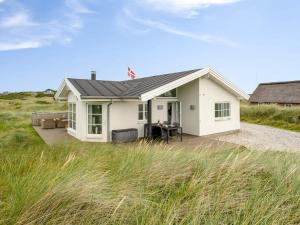 Holiday Home Elfi - 700m from the sea in Western Jutland by Interhome